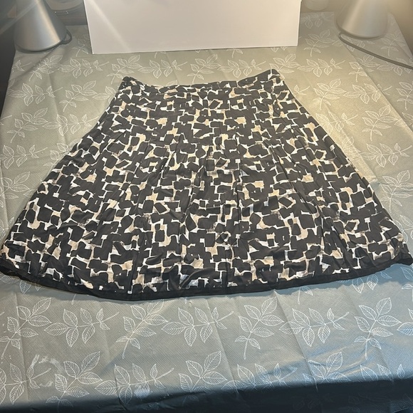 Ladies White House Black Market Skirt. - Picture 5 of 9